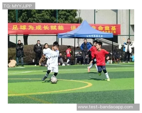 蓓蕾少儿足球培养未来球星助力孩子健康成长与团队精神发展