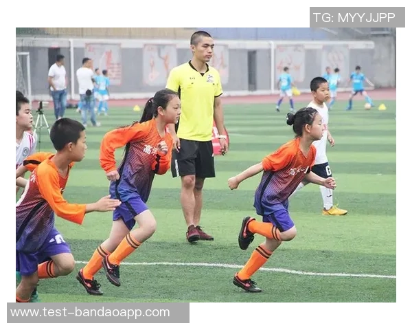 足球场上的甜蜜瞬间情侣头像分享让爱在绿茵场上绽放